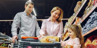 Giochi, vestiti, cibo: è giusto che i bambini decidano la lista della spesa?
