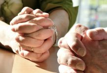 Adorazioni nuziali: un tempo mensile per la preghiera di coppia