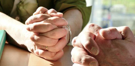 Adorazioni nuziali: un tempo mensile per la preghiera di coppia