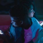 Cellulare: quando diventa un terzo incomodo? Consigli per coppie e genitori