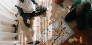 Parole, gioco e dialogo: come crescere figli pronti a pensare e comunicare