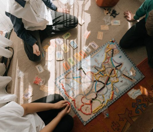 Parole, gioco e dialogo: come crescere figli pronti a pensare e comunicare