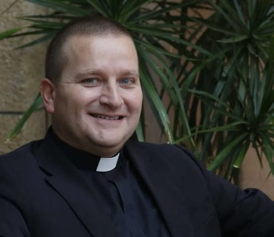 «Una Chiesa che sia “casa”, con la porta sempre aperta»: la sfida di don Enzo Bottacini per la pastorale familiare